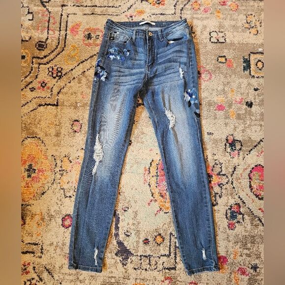 KanCan embroidered jeans. Super cute! Sz 7/27 with 29" inseam. Great condition - Picture 1 of 7
